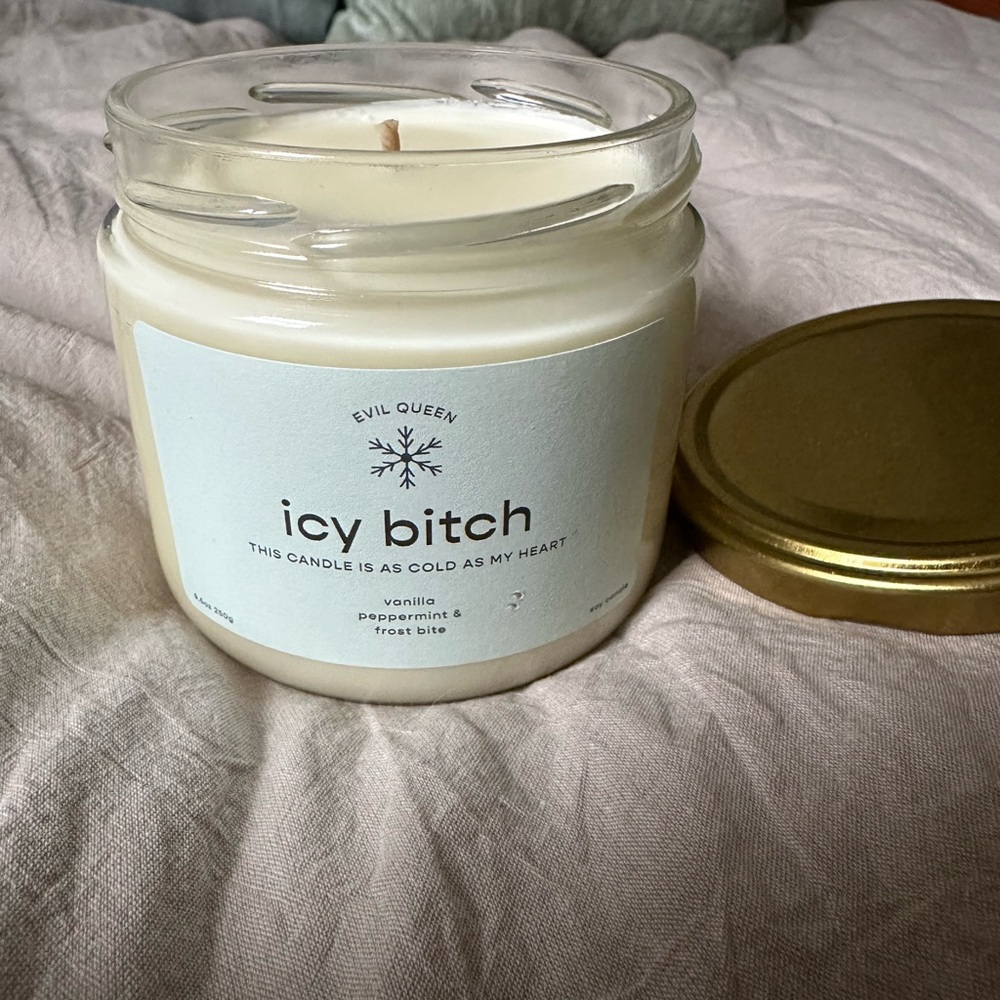 Icy B Candle - Cream with Gold Lid